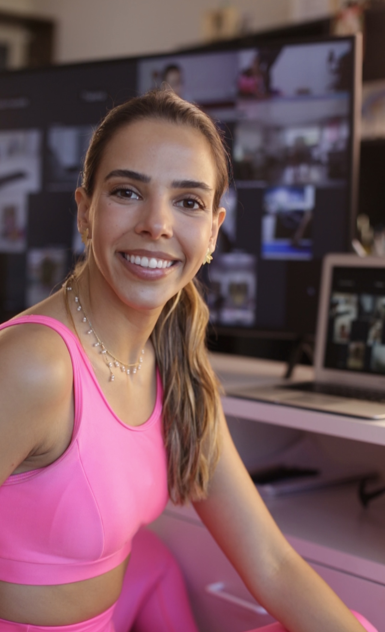 Vitória Velludo dando aula de Yoga online ao vivo com acompanhamento