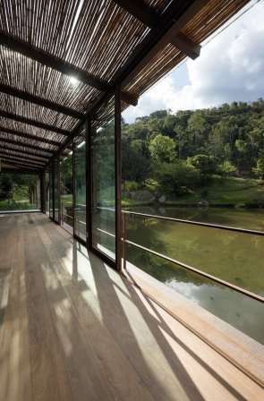 Deck coberto com vista para o lago no Villa Tanah