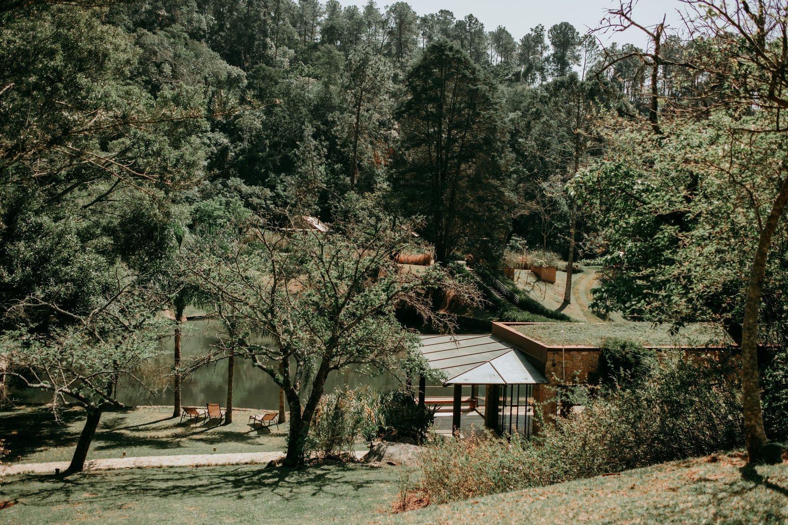 Vista aérea da casa às margens do lago no Villa Tanah