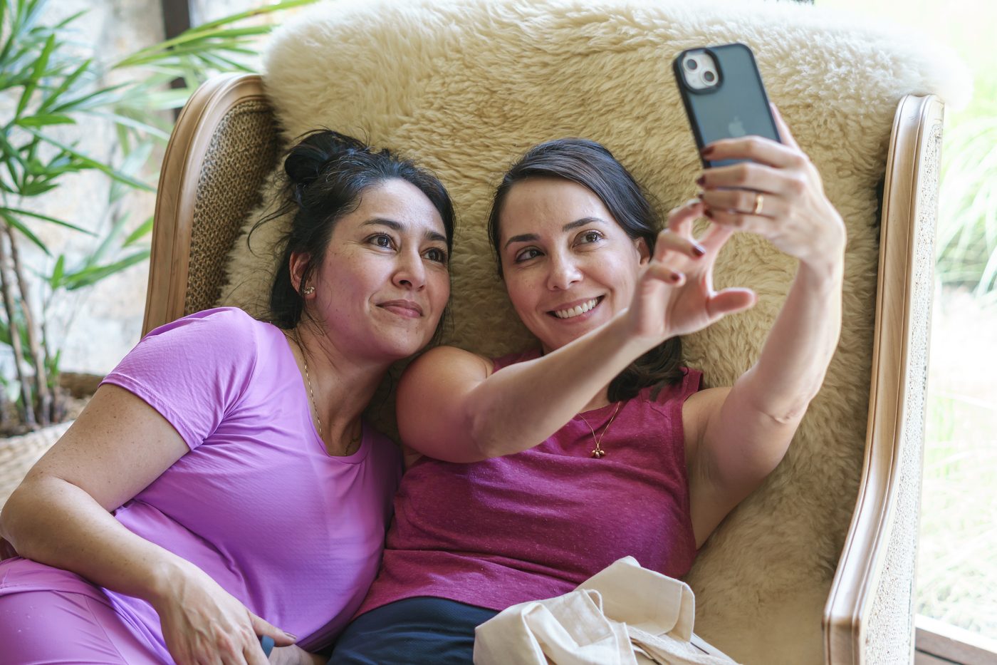 Alunas registrando o momento com uma selfie